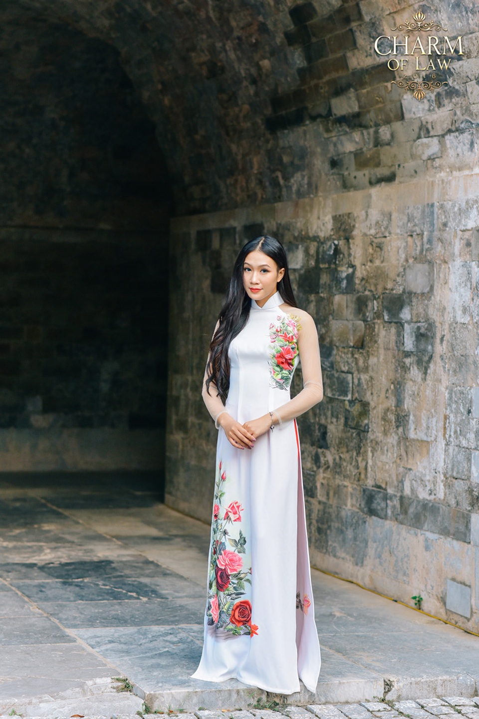 Ngắm nữ sinh ĐH Luật xinh tươi trong tà áo dài thướt tha - 12
Trần Lý Thạch Thảo (sinh năm 1995, chiều cao 1m68, cân nặng 49 kg)