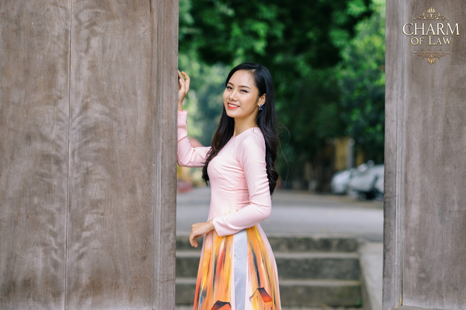 Ngắm nữ sinh ĐH Luật xinh tươi trong tà áo dài thướt tha - 14
Tô Thúy Hằng (sinh năm 1997, chiều cao 1m62, cân nặng 53 kg)