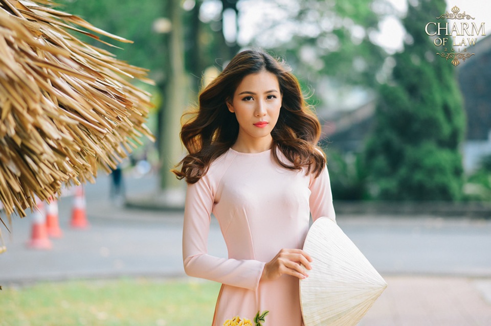 Ngắm nữ sinh ĐH Luật xinh tươi trong tà áo dài thướt tha - 16
Phương Hoàng My Anh (sinh năm 1997, chiều cao 1m68, cân nặng 49 kg)