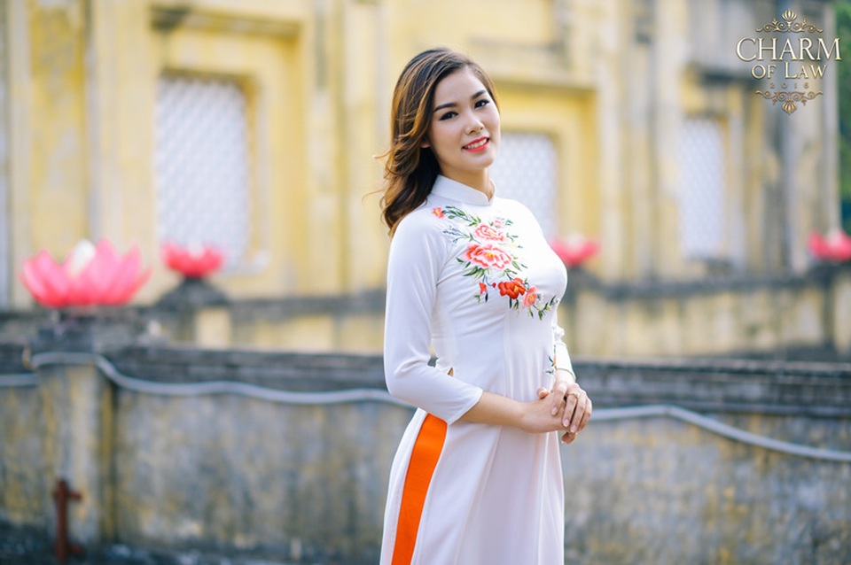 Ngắm nữ sinh ĐH Luật xinh tươi trong tà áo dài thướt tha - 17
Nguyễn Thị Thùy Linh (sinh năm 1995, chiều cao 1m65, cân nặng 53 kg)