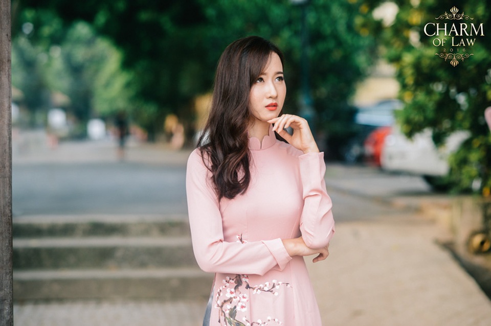 Ngắm nữ sinh ĐH Luật xinh tươi trong tà áo dài thướt tha - 18
Lê Thùy Trang (sinh năm 1997, chiều cao 1m69, cân nặng 52 kg)