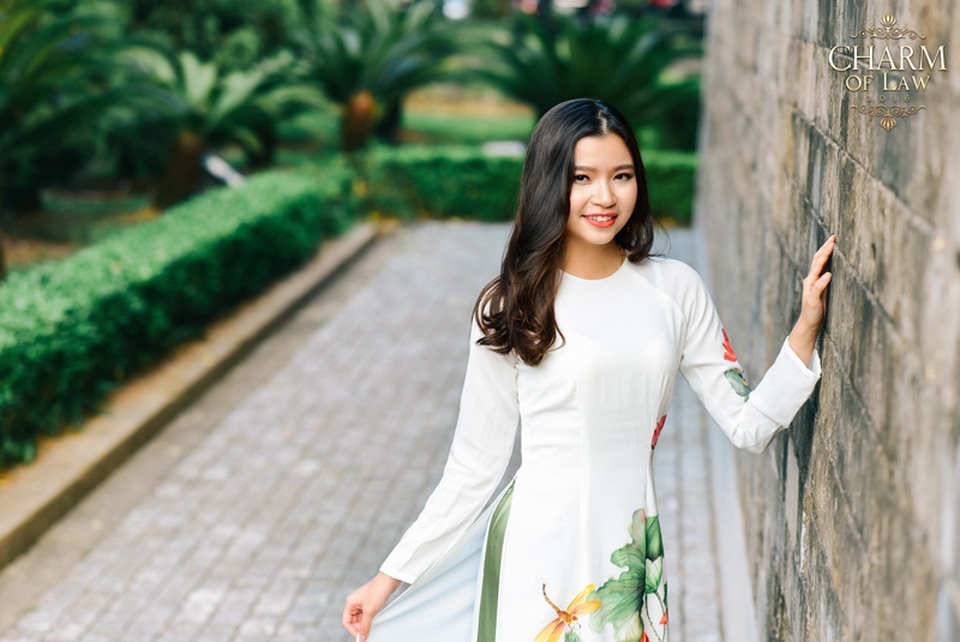 Ngắm nữ sinh ĐH Luật xinh tươi trong tà áo dài thướt tha - 20
Nguyễn Hà Linh (sinh năm 1997, chiều cao 1m63, cân nặng 46 kg)