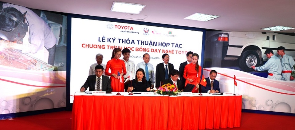 Toyota cấp học bổng học nghề và cơ hội việc làm cho các học sinh khó khăn - 1
Lễ ký kết thỏa thuận hợp tác