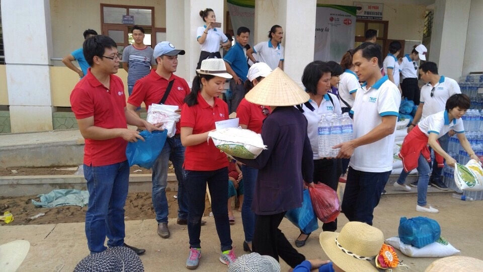 
Đoàn thiện nguyện trao quà tận tay cho những hộ gia đình chịu thiệt hại do lũ
