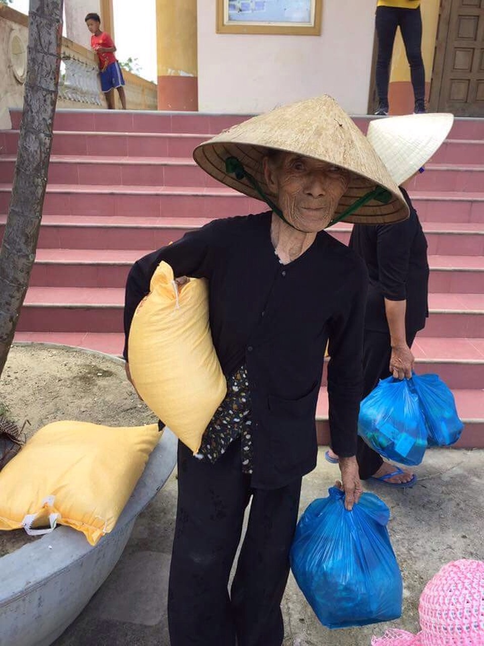 
Hoạt động hỗ trợ của LG nhằm góp một phần nhỏ để xoa dịu bớt nỗi cực nhọc của người dân vùng lũ
