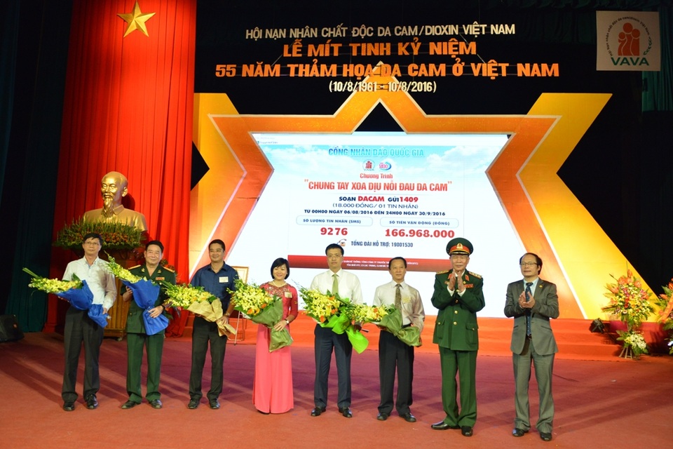 
Tổng giám đốc Phạm Quang Dũng (thứ 4 từ phải sang) tham dự lễ mít tinh kỷ niệm 55 năm thảm họa da cam ở Việt Nam
