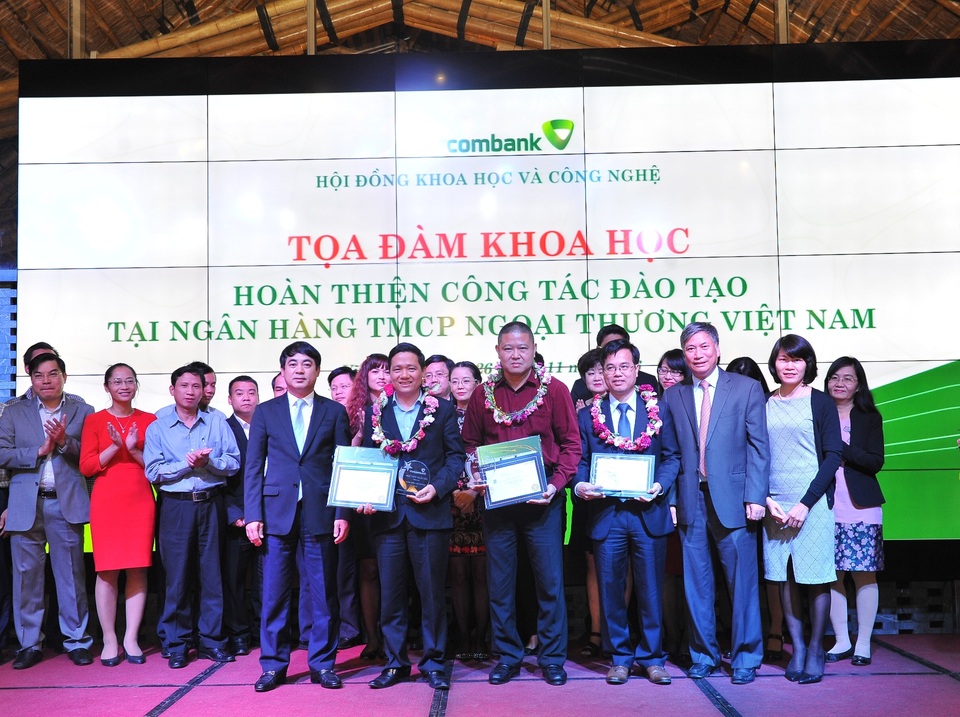 Vietcombank tổ chức Tọa đàm khoa học “Hoàn thiện công tác đào tạo tại Vietcombank” - 2
Chủ tịch HĐQT Nghiêm Xuân Thành và Chủ tịch HĐKH Nguyễn Danh Lương trao Chứng chỉ cho 3 học viên đạt kết quả Xuất sắc