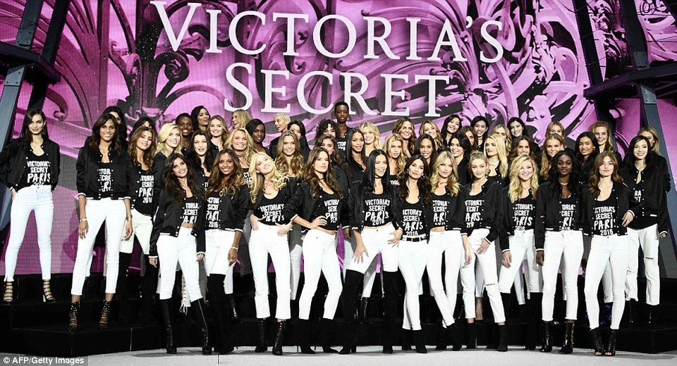Dàn siêu mẫu nội y tưng bừng khoe dáng tại Pháp - 1
Victorias Secret vừa đưa nguyên dàn người mẫu của mình từ Mỹ tới Pháp bằng máy bay riêng hôm 27/11 vừa qua