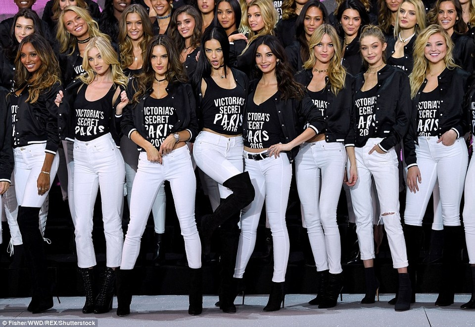 Dàn siêu mẫu nội y tưng bừng khoe dáng tại Pháp - 3
Các show diễn hàng năm của Victorias Secret đều thu hút sự chú ý của khán giả bởi dàn siêu mẫu gợi cảm