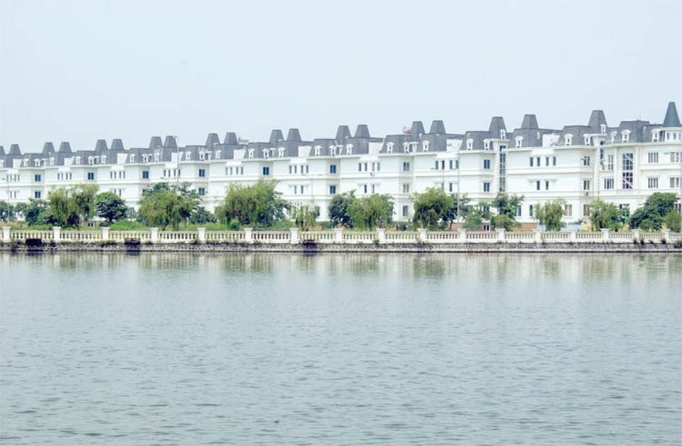 Thị trường bất động sản phía Tây “nóng” lên nhờ quy hoạch Hà Nội mới - 1
Lideco là dự án hiếm hoi tại phía Tây thành phố đã hoàn thiện cơ sở hạ tầng và là dự án duy nhất phía Tây Thành phố cấp sổ đỏ ngay khi bàn giao nhà.