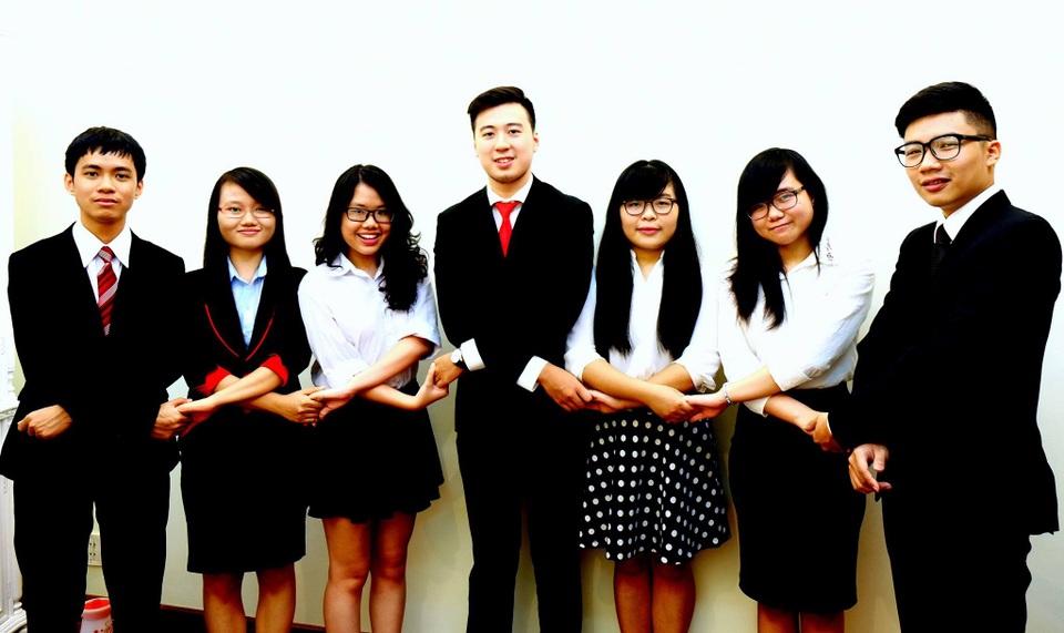Nữ sinh Ngoại thương mở lớp hùng biện miễn phí - 3
Linh và các thành viên đồng sáng lập Tổ chức hợp tác thanh niên Việt Nam - VYCO.