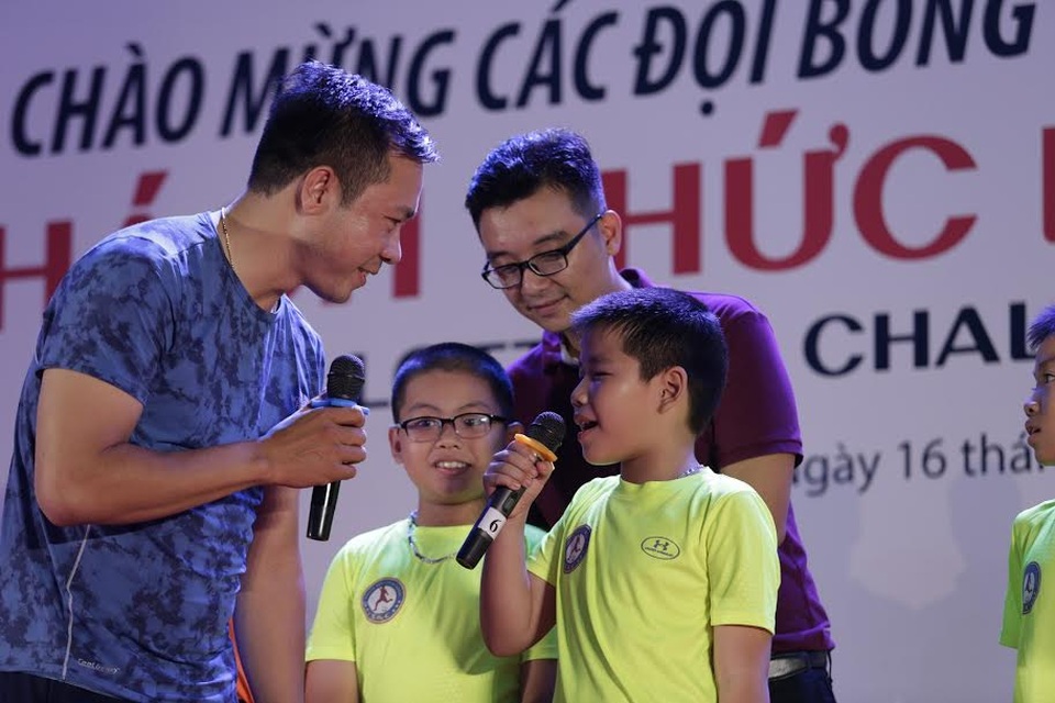 “Thách thức Lotteria Cup 2016” - Tôn vinh tinh thần bóng đá đẹp - 3 Xạ thủ Hoàng Xuân Vinh giao lưu với các cầu thủ nhí
