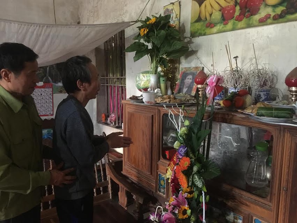 Vụ tử tù Hàn Đức Long: Tiếp tục truy tìm hung thủ giết bé gái 5 tuổi - 1
Ông Hàn Đức Long sau 11 năm bị giam cầm mới được thắp nén nhang trên bàn thờ gia tiên