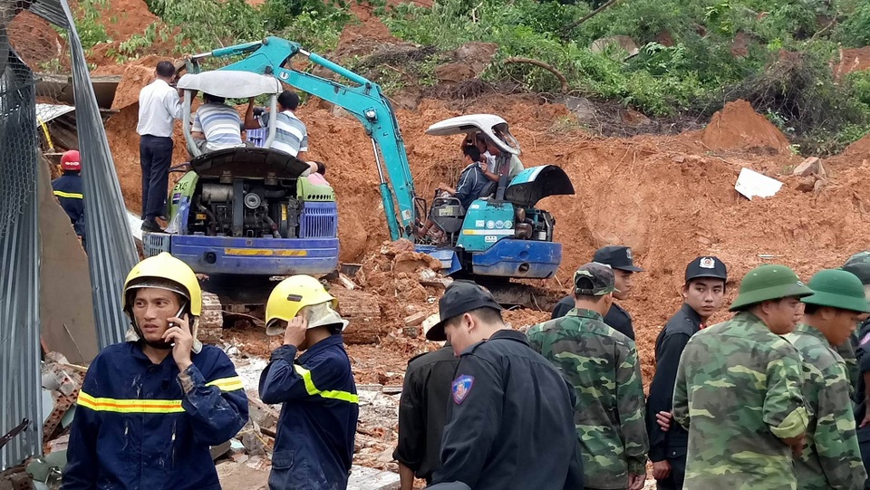 Lở núi ở Nha Trang, 4 người tử vong - 3
Lực lượng chức năng tính toán tiếp cận nạn nhân từ nhiều phía
