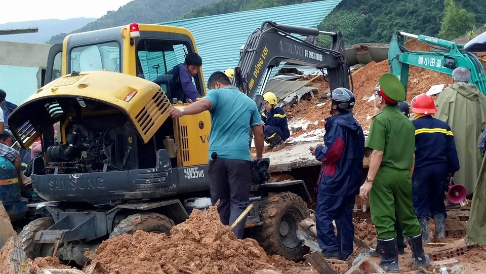 Lở núi ở Nha Trang, 4 người tử vong - 16
Lực lượng và phương tiện tập trung vào khu vực nghi có người mắc kẹt