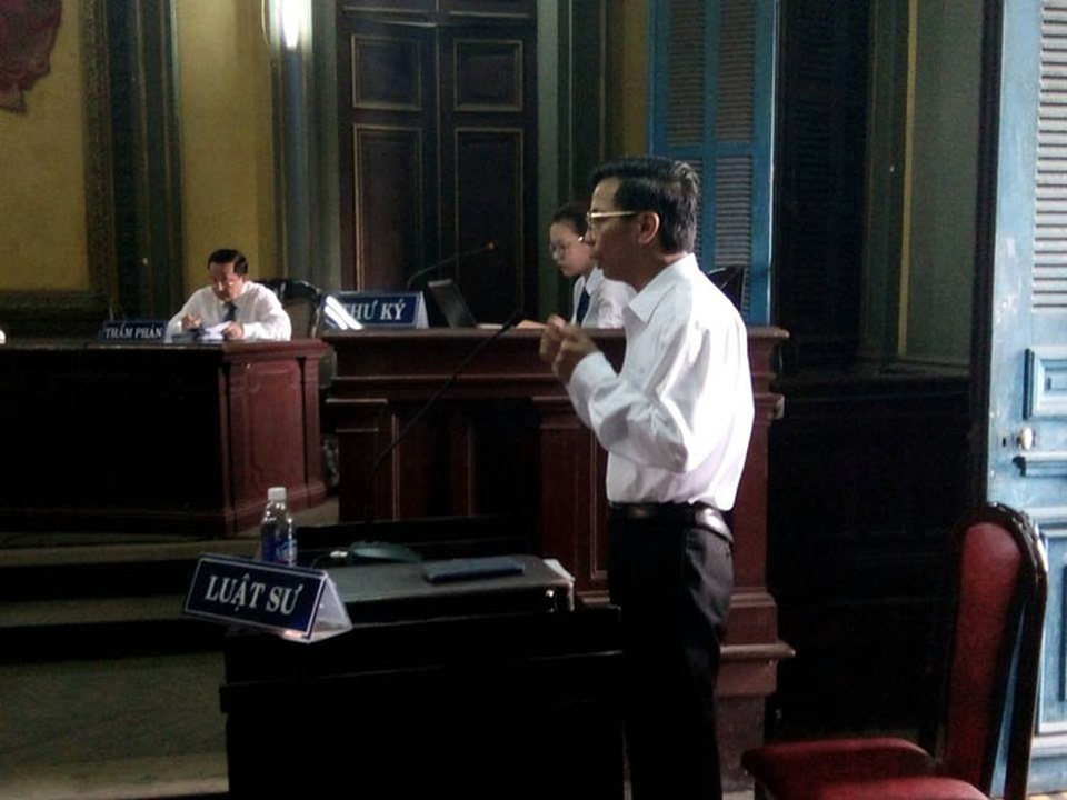 Vụ "con ruồi 500 triệu": Tuyên y án bị cáo Minh 7 năm tù - 5
Luật sư Phạm Công Hùng trong phần tranh luận tại tòa chiều 8/9.