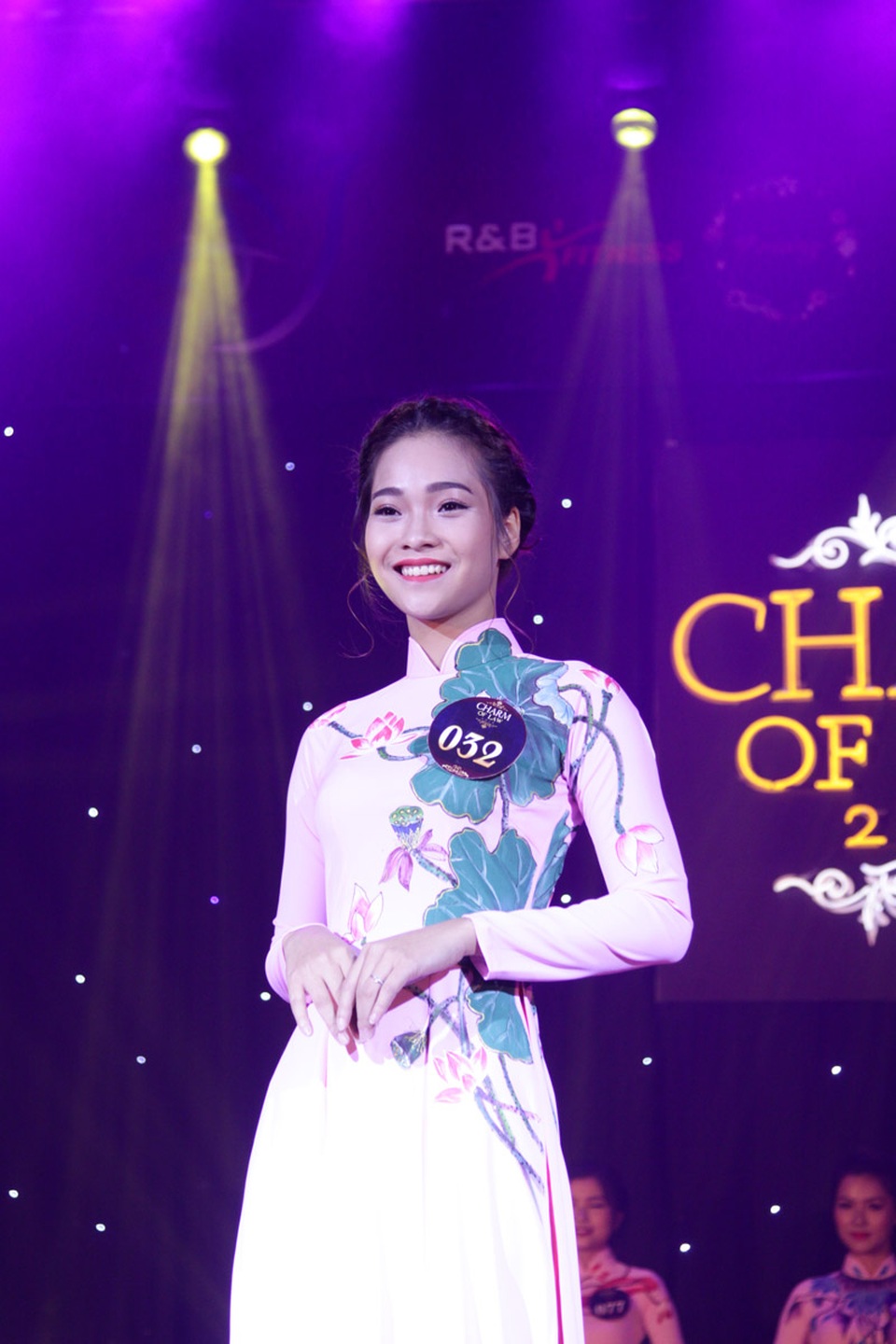 Hóa giải câu hỏi "phụ nữ làm chính trị", nữ sinh đăng quang hoa khôi ĐH Luật - 10
Á khôi 1 Nhữ Lê Thùy Linh rạng ngời trình diễn trang phục truyền thống