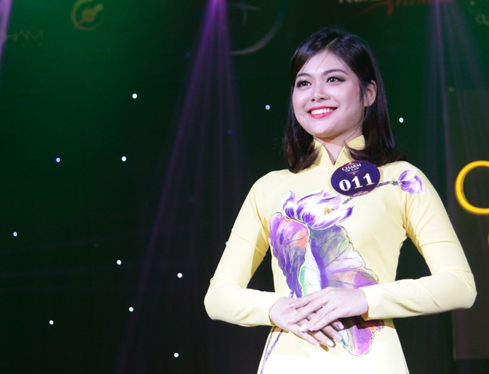 Hóa giải câu hỏi "phụ nữ làm chính trị", nữ sinh đăng quang hoa khôi ĐH Luật - 4
Bích Ngọc tự tin sải bước trong tà áo dài