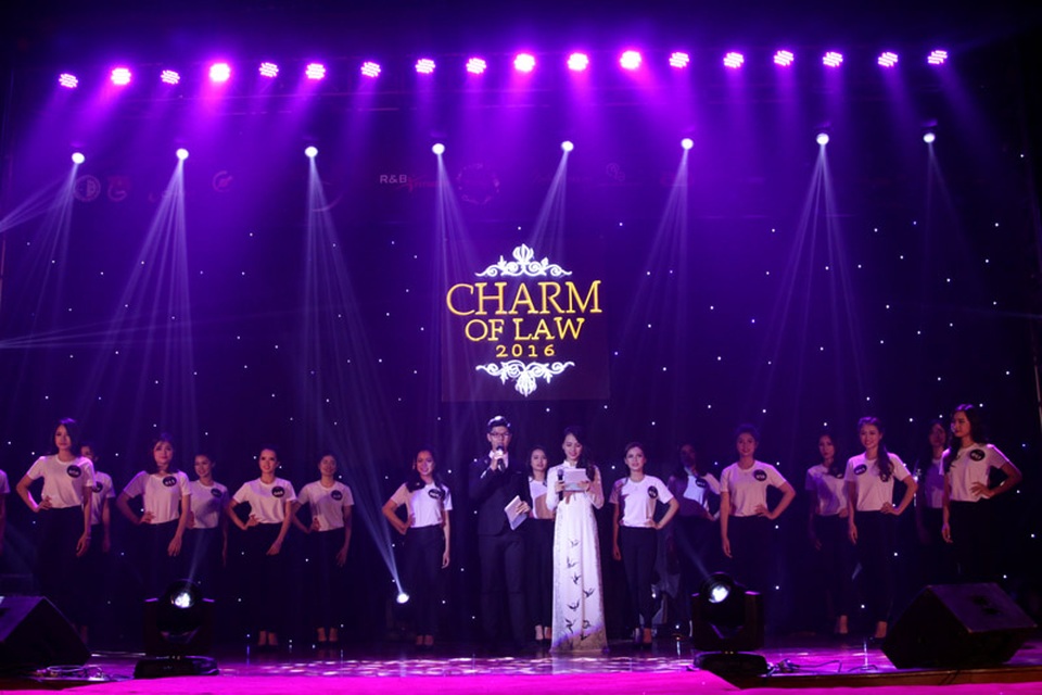 Hóa giải câu hỏi "phụ nữ làm chính trị", nữ sinh đăng quang hoa khôi ĐH Luật - 1
Toàn cảnh đêm chung kết cuộc thi Charm of Law 2016 - Duyên dáng nữ sinh trường Đại học Luật Hà Nội 2016