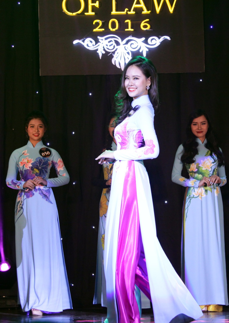 Hóa giải câu hỏi "phụ nữ làm chính trị", nữ sinh đăng quang hoa khôi ĐH Luật - 7
Thí sinh mặc trang phục áo dài đẹp nhất Trần Ly Ly