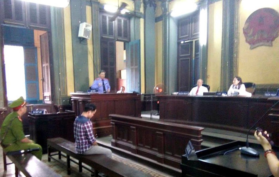 Vụ "con ruồi 500 triệu": Tuyên y án bị cáo Minh 7 năm tù - 3
Đại diện VKS tranh luận lại ý kiến của các luật sư bào chữa cho bị cáo Minh.