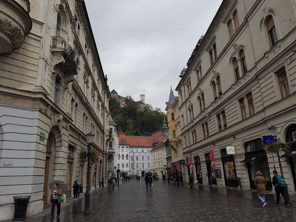 
Tuyến phố chính của Thủ đô Ljubljana ngày chủ nhật có mưa. Phía sau là ngôi nhà thờ cổ được cho là bằng đá cổ nhất ở đây
