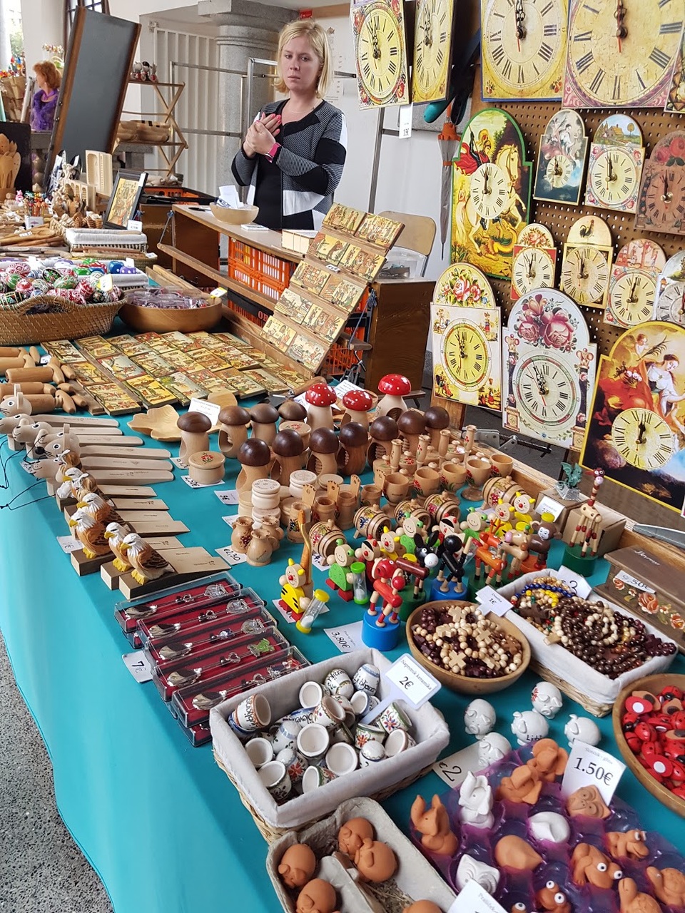 
17h chiều, các cửa hàng trong thành phố đều đóng cửa, những món hàng lưu niệm du khách có thể nấn ná tới 17h30 để chọn chúng trước khi các gian hàng nghỉ.
