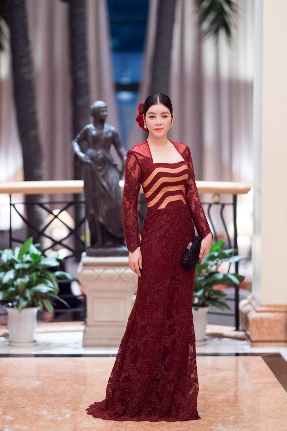 
Cựu đại sứ du lịch tỏa sáng trong bộ váy kín đáo và thanh lịch
