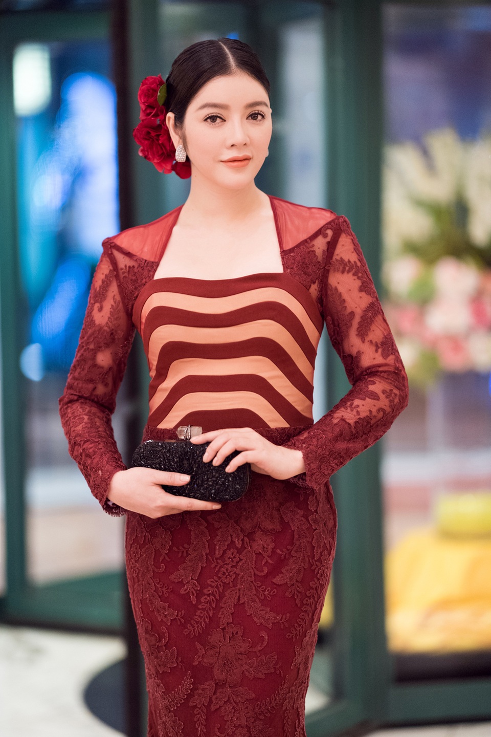 
Tóc búi cao cài hoa hồng và gương mặt trang điểm nhẹ khiến người đẹp càng quyến rũ hơn
