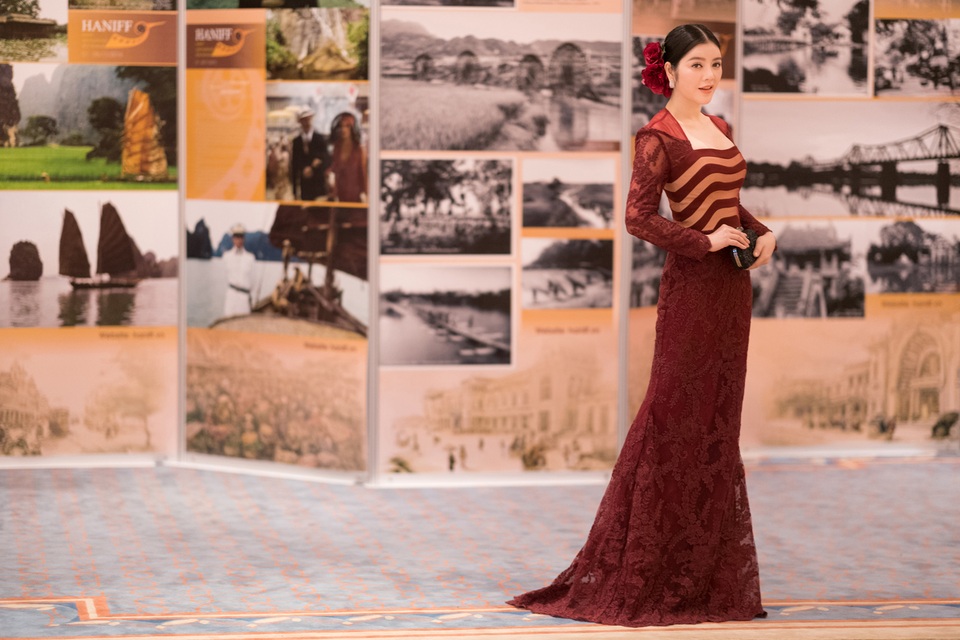 
Vẻ đẹp thanh tú của Lý Nhã Kỳ thu hút sự chú ý của rất nhiều khán giả
