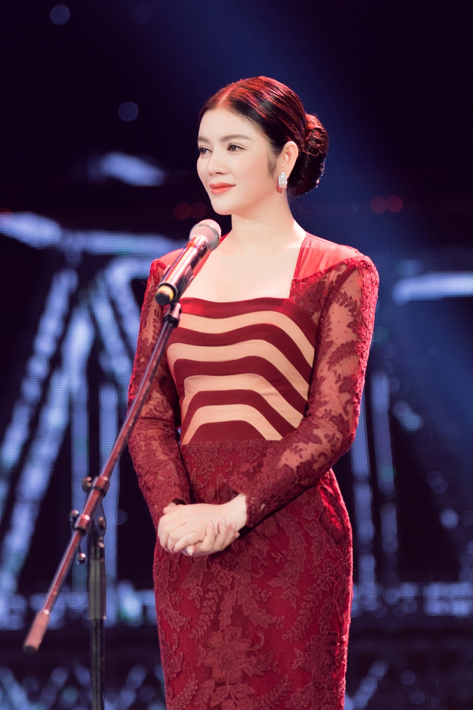 
Cũng trong buổi tối này, Lý Nhã Kỳ được mời giới thiệu 1 giải thưởng
