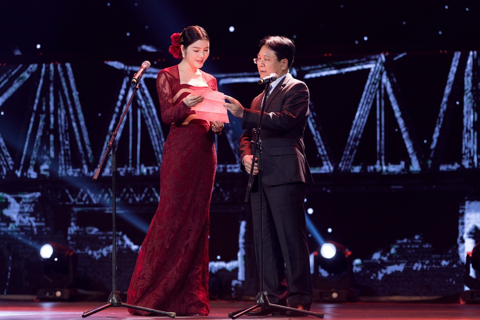 
“Lý Nhã Kỳ tin rằng đây là giải thưởng mà tất cả nghệ sĩ Việt Nam sẽ rất vui khi nhận được vì đây là một giải thưởng rất khách quan. Với sự phát triển của điện ảnh Việt Nam, Lý Nhã Kỳ mong rằng sắp tới đây phim Việt Nam không chỉ được khán giả Việt Nam mà còn được khán giả thế giới yêu thích” - Lý Nhã Kỳ phát biểu trên sân khấu bế mạc LHP quốc tế Hà Nội.
