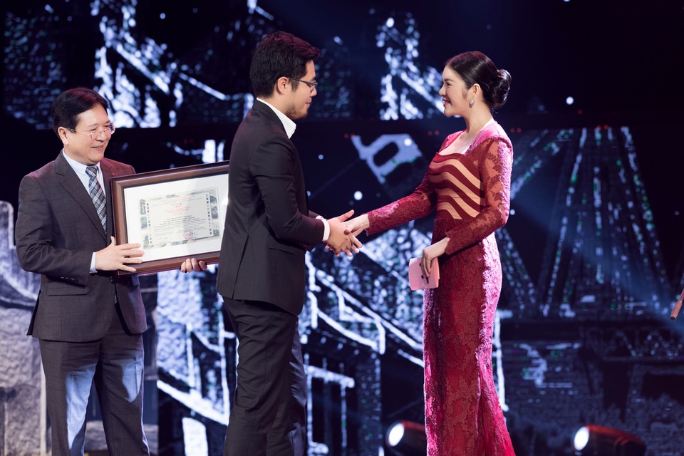 
Cô vui vẻ chúc mừng các nghệ sỹ giành giải thưởng trong sự kiện.
