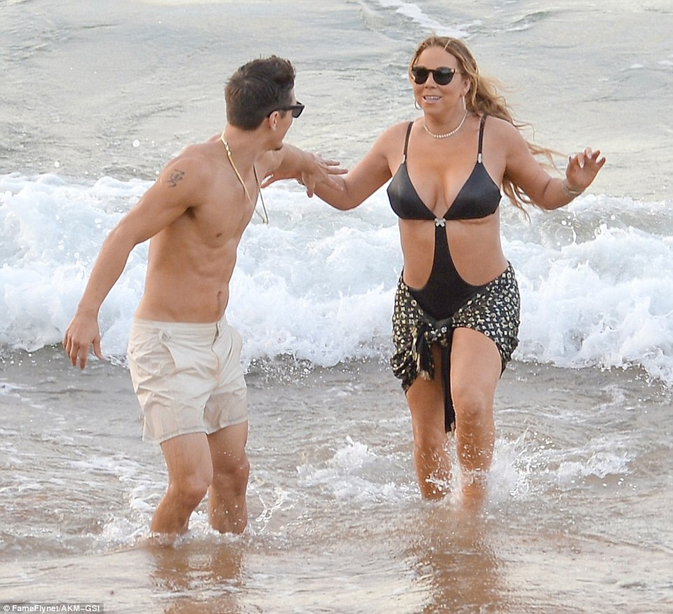 Mariah Carey công khai tình tứ với bạn trai kém 13 tuổi - 6
Giờ đây, những hình ảnh ngọt ngào này đã thay lời xác nhận của Mimi về mối quan hệ tình cảm với bồ trẻ