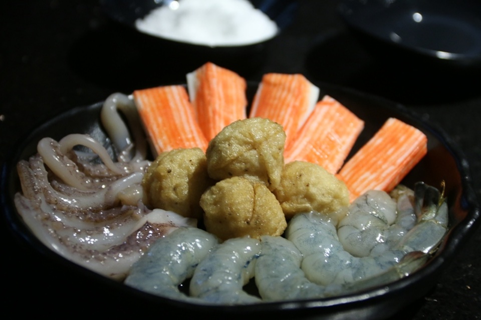 Bếp Ngon: Quán quân Masterchef trổ tài chế biến món bún xào hải sản thập cẩm - 2
Các nguyên liệu làm món bún xào hải sản thập cẩm.