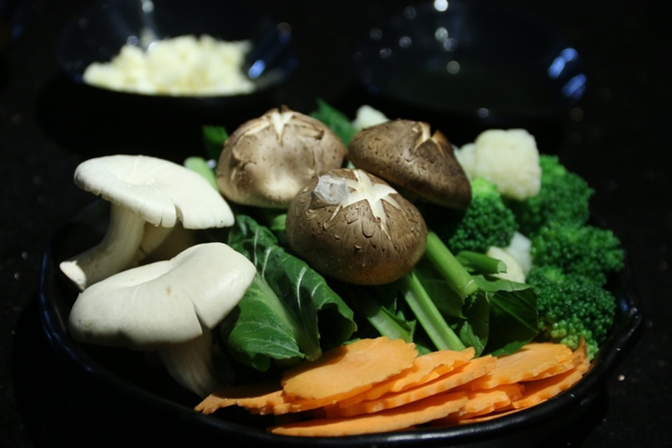 Bếp Ngon: Quán quân Masterchef trổ tài chế biến món bún xào hải sản thập cẩm - 3
Các bạn có thể tùy chọn các loại rau, tùy theo sở thích của mình.