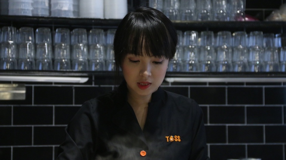 Bếp Ngon: Quán quân Masterchef trổ tài chế biến món bún xào hải sản thập cẩm - 4 Bếp Ngon: Quán quân Masterchef trổ tài chế biến món bún xào hải sản thập cẩm - 4