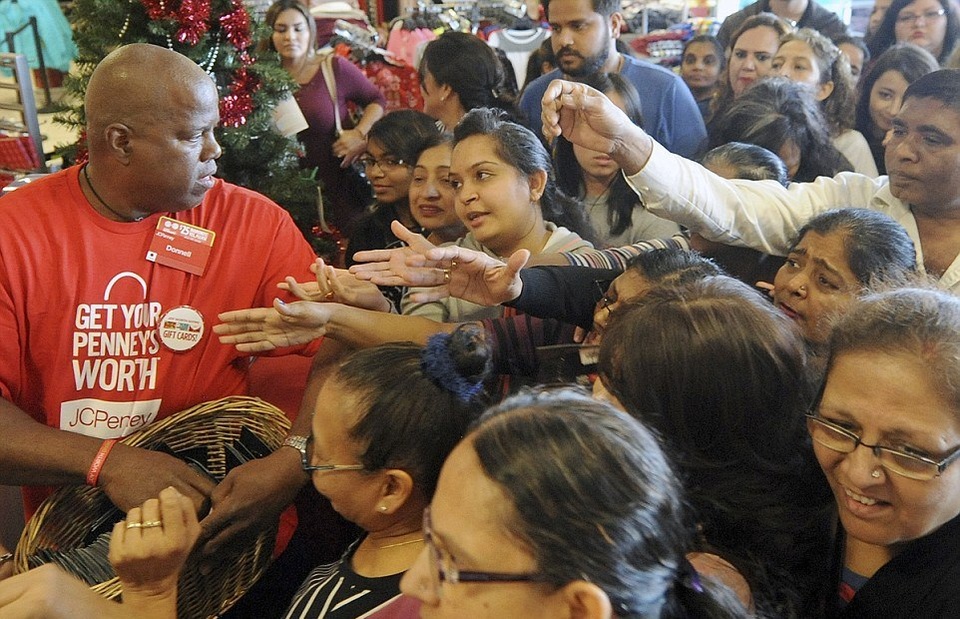 Người Mỹ đổ xô mua sắm dịp Black Friday - 1
Người Mỹ đổ xô mua sắm dịp Black Friday. (Ảnh: Reuters)