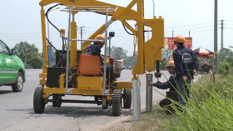 Chế tạo thành công máy ép cọc hộ lan đường ô tô “made in Việt Nam” - 1
Hình ảnh máy ép cọc made in Việt Nam