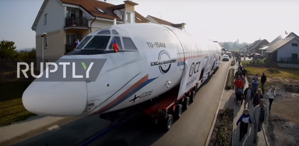 Chuyên cơ của cựu Tổng thống Séc "diễu phố" gần 400km - 1 Chuyên cơ của cựu Tổng thống Séc di chuyển bằng đường bộ