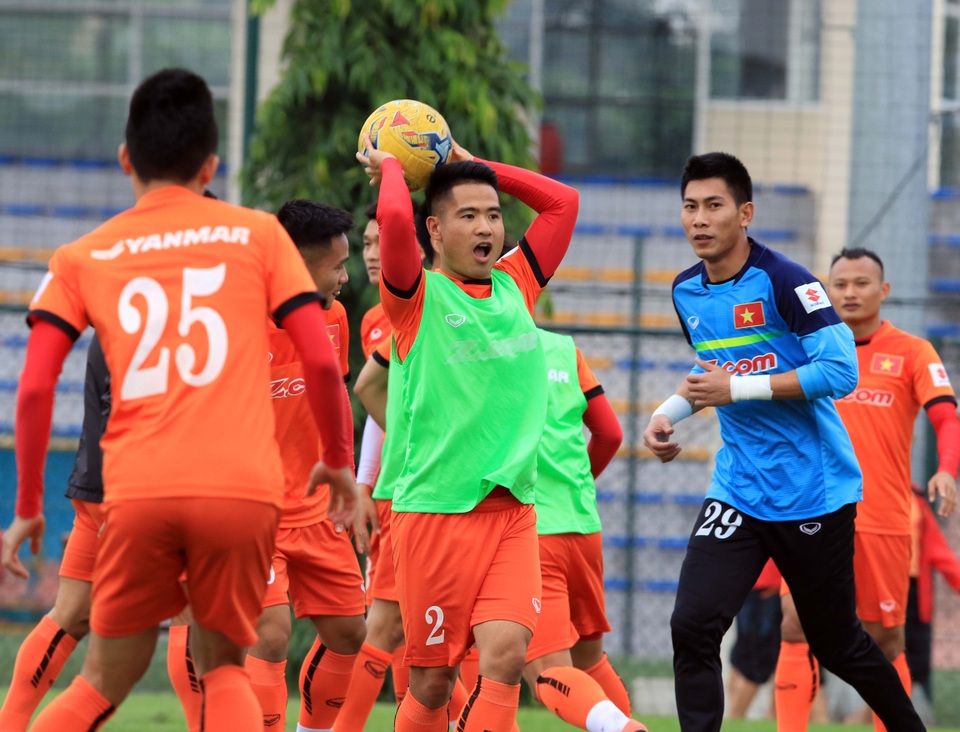 Đội tuyển Việt Nam: Áp lực từ U19 cũng là điều tốt! - 1
Đội tuyển Việt Nam đang chịu nhiều áp lực từ thành công của lứa đàn em U19 - Ảnh: Gia Hưng