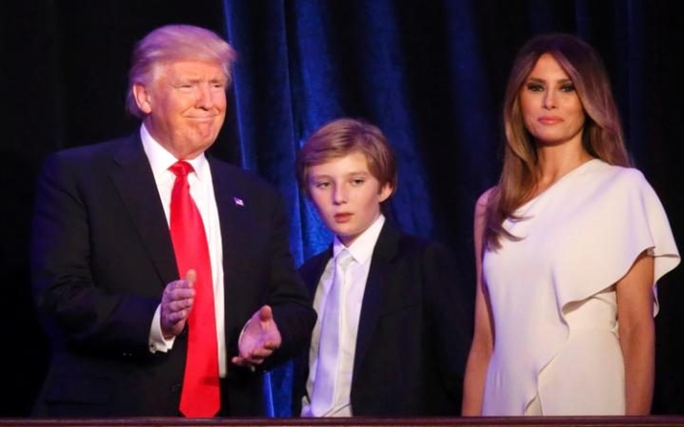 Phu nhân Tổng thống đắc cử Trump chưa muốn chuyển vào Nhà Trắng - 1
Tổng thống đắc cử Mỹ Donald Trump và vợ Melania, con trai út Barron. (Ảnh: AFP)