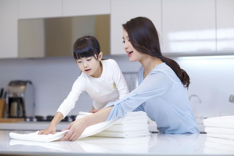 Để trẻ chủ động nói “Mẹ ơi, Con giúp mẹ nhé!” - 2 Mẹ ơi, hãy để bé tham gia cùng giúp đỡ việc nhà nhé!