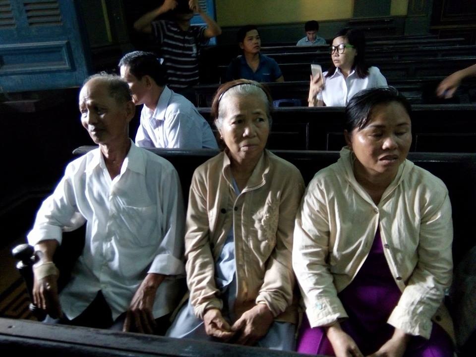 Tân Hiệp Phát nói không chủ trương dùng tiền nhận lại chai nước có ruồi - 6 Bố mẹ bị cáo có mặt tại tòa. Trao đổi với phóng viên, bố bị cáo cho biết con ông bị oan, mong muốn tòa trả tự do