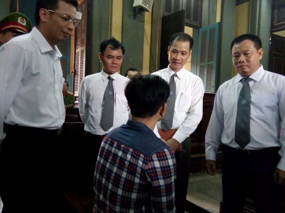 Tân Hiệp Phát nói không chủ trương dùng tiền nhận lại chai nước có ruồi - 3
Các luật sư tiếp xúc trao đổi với bị cáo