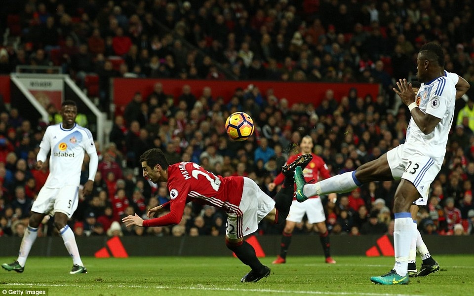 Mkhitaryan: "Bàn thắng bọ cạp vào lưới Sunderland là đẹp nhất sự nghiệp của tôi" - 1 Mkhitaryan lập siêu phẩm kiểu bọ cạp