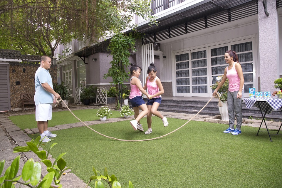 Thúy Hạnh kể chuyện "xây" tổ ấm - 2
Làm bạn cùng con trong các trò chơi vận động để tăng cường sức khỏe và gắn bó với các con hơn