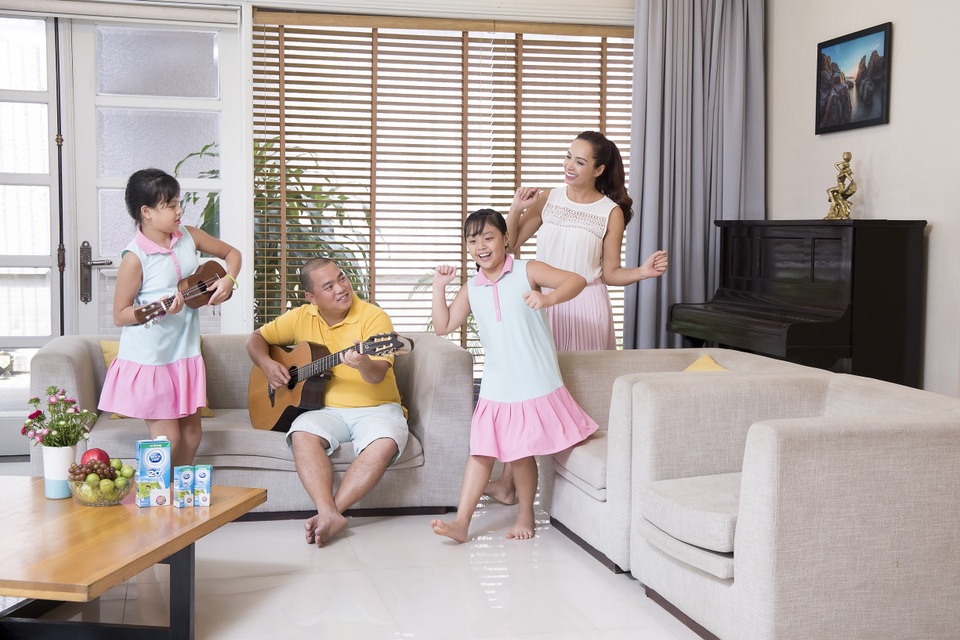 Thúy Hạnh kể chuyện "xây" tổ ấm - 1
Khi về nhà, vợ chồng cựu người mẫu tạm gác mọi công việc để vui hết mình cùng các con