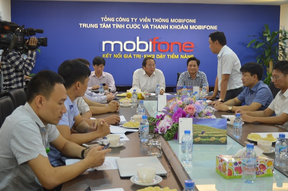 Nạn SIM rác, tin nhắn rác: Không thể xử lý nửa vời, thời vụ! - 1
Bộ trưởng Trương Minh Tuấn làm việc với Mobifone vào chiều ngày 23/11.