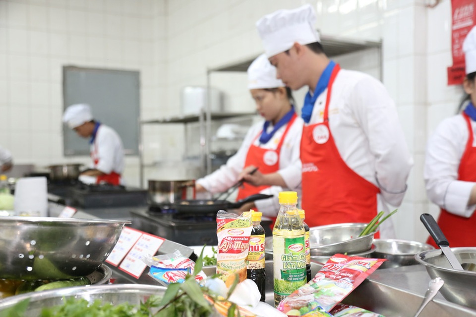 Sân chơi bổ ích cho những đầu bếp tài năng trong tương lai - 1
Các đầu bếp đã trổ tài nấu ăn với các loại gia vị A
